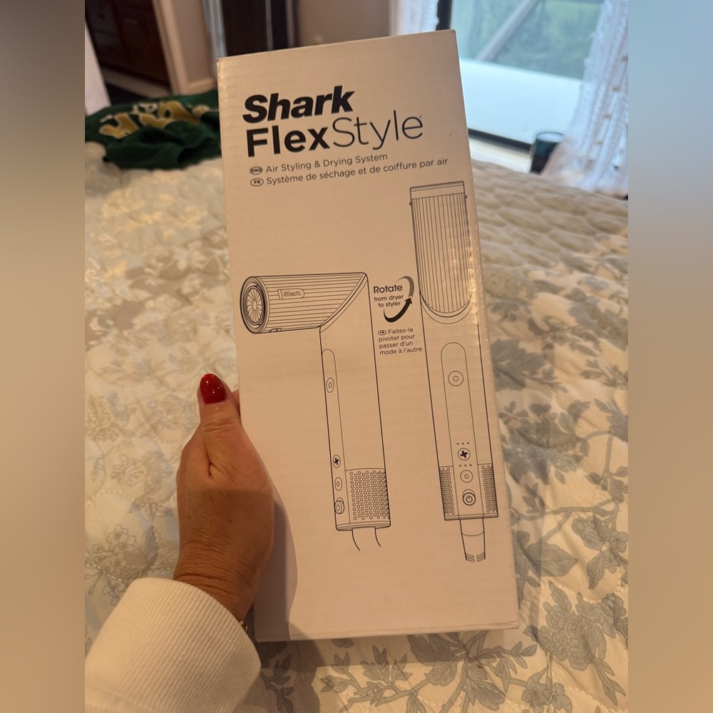 Shark flex style hairdryer. There are no attachments just the hairdryer unit.